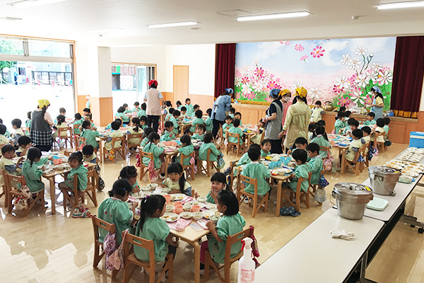 給食棟内部